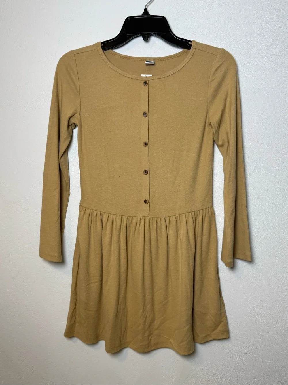 Old Navy neckline round sleeves